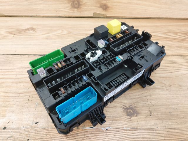 bontott OPEL ASTRA H Biztosítéktábla Utastér