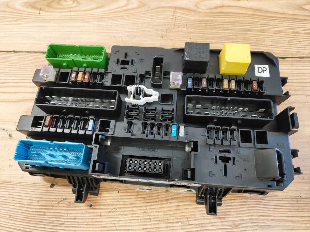 bontott OPEL ASTRA H Biztosítéktábla Utastér