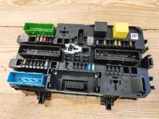 bontott OPEL ASTRA H Biztosítéktábla Utastér