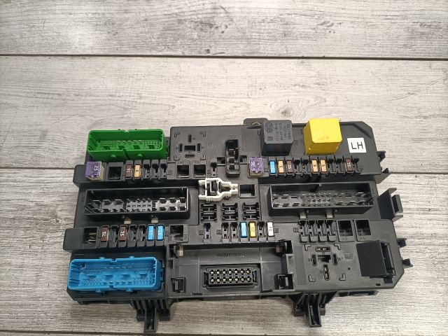 bontott OPEL ASTRA H Biztosítéktábla Utastér