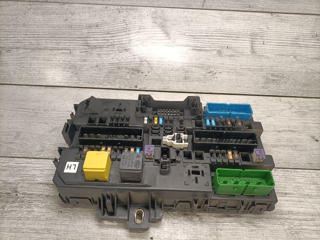 bontott OPEL ASTRA H Biztosítéktábla Utastér