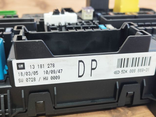 bontott OPEL ASTRA H Biztosítéktábla Utastér