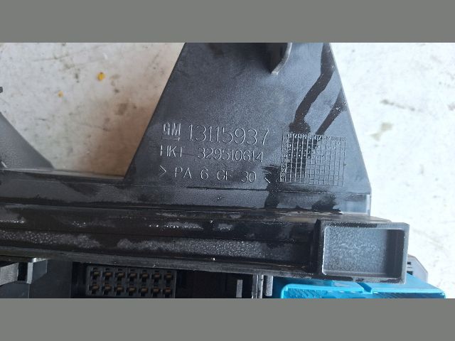 bontott OPEL ASTRA H Biztosítéktábla Utastér