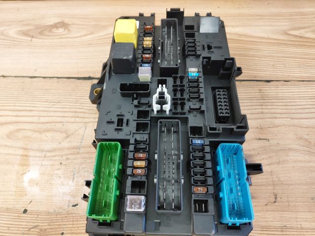 bontott OPEL ASTRA H Biztosítéktábla Utastér