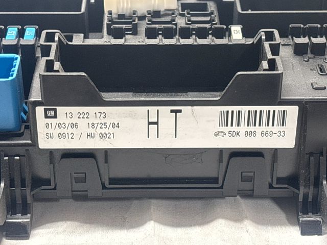 bontott OPEL ASTRA H Biztosítéktábla Utastér