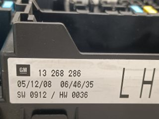 bontott OPEL ASTRA H Biztosítéktábla Utastér