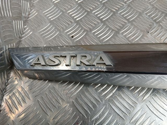 bontott OPEL ASTRA H Csomagtérajtó Díszléc