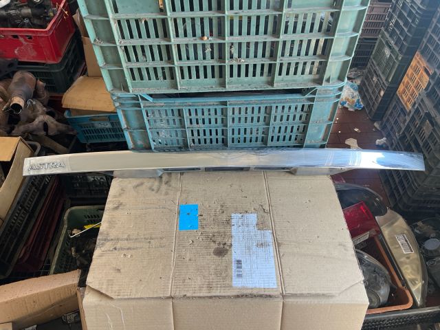 bontott OPEL ASTRA H Csomagtérajtó Díszléc