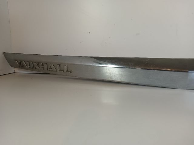 bontott OPEL ASTRA H Csomagtérajtó Díszléc