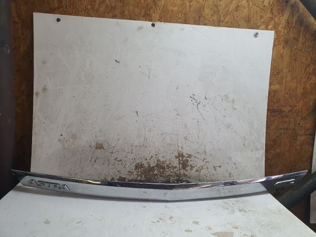 bontott OPEL ASTRA H Csomagtérajtó Díszléc