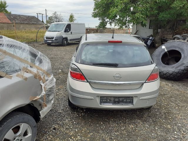 bontott OPEL ASTRA H Csomagtérajtó (Részeivel)