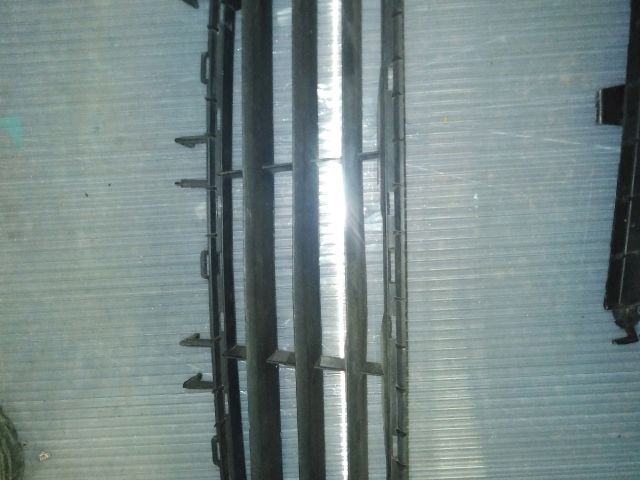 bontott OPEL ASTRA H Első Lökhárító Alsó Középső Díszrács