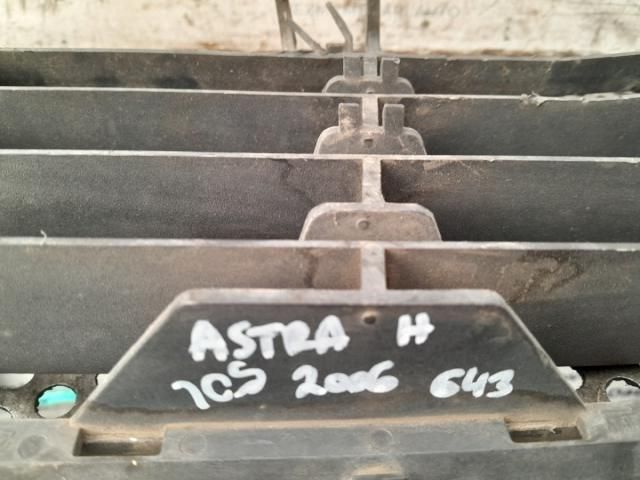 bontott OPEL ASTRA H Első Lökhárító Alsó Középső Díszrács