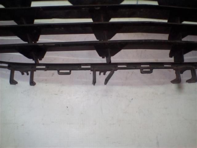 bontott OPEL ASTRA H Első Lökhárító Alsó Középső Díszrács