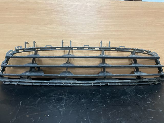 bontott OPEL ASTRA H Első Lökhárító Alsó Középső Díszrács