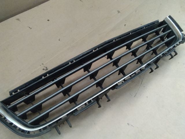 bontott OPEL ASTRA H Első Lökhárító Alsó Középső Díszrács