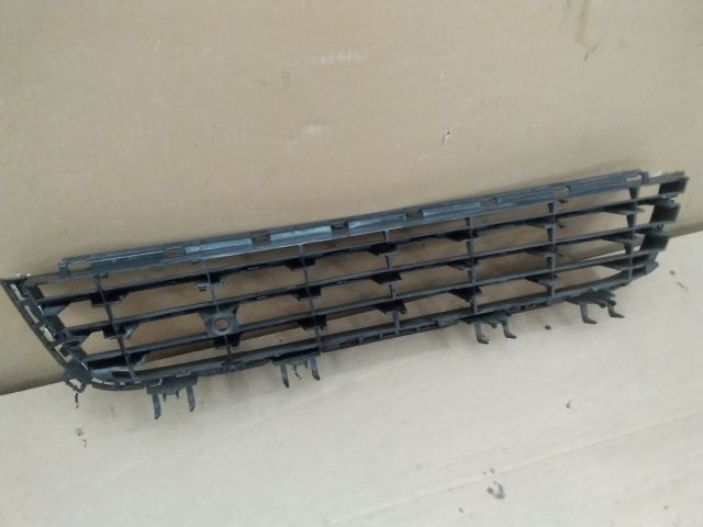 bontott OPEL ASTRA H Első Lökhárító Alsó Középső Díszrács