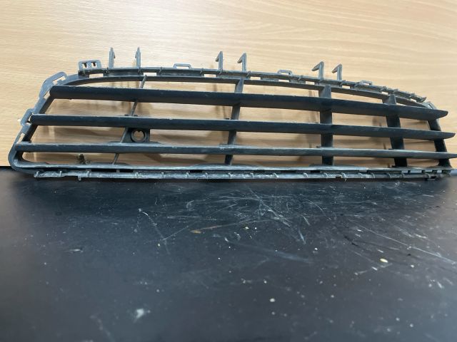 bontott OPEL ASTRA H Első Lökhárító Alsó Középső Díszrács