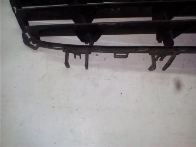 bontott OPEL ASTRA H Első Lökhárító Alsó Középső Díszrács