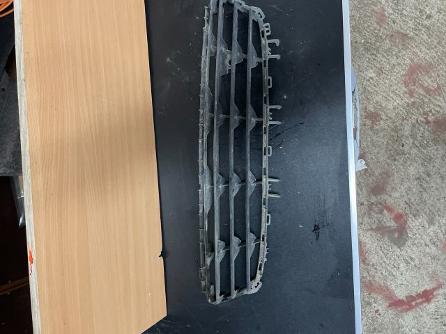 bontott OPEL ASTRA H Első Lökhárító Alsó Középső Díszrács