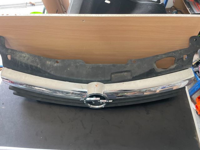 bontott OPEL ASTRA H Hűtőrács