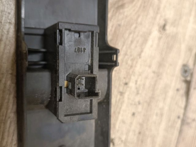 bontott OPEL ASTRA H Jobb első Ablakemelő Kapcsoló