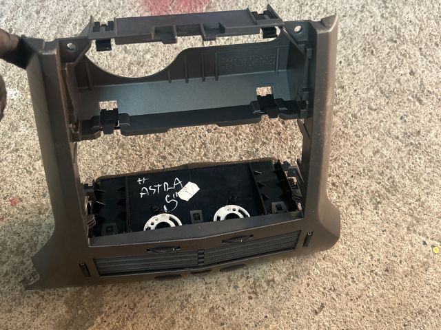 bontott OPEL ASTRA H Középkonzol Keret