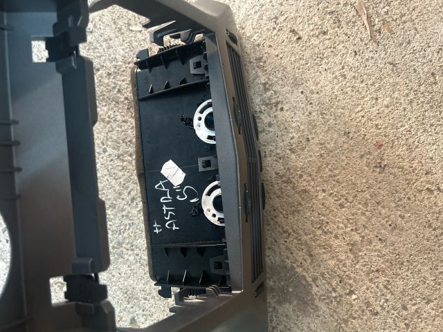 bontott OPEL ASTRA H Középkonzol Keret