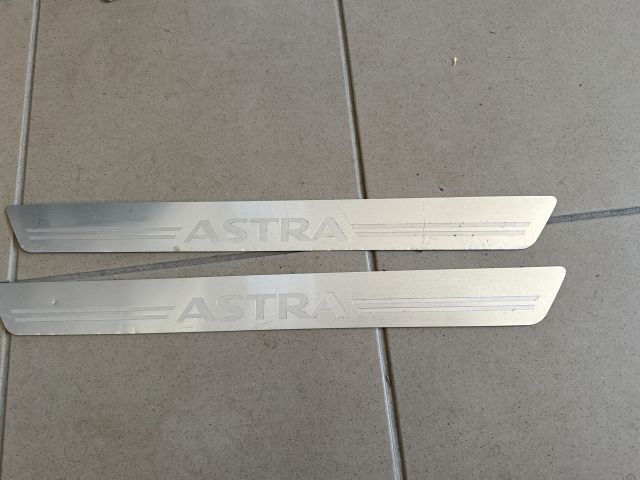 bontott OPEL ASTRA H Küszöb Díszléc Szett
