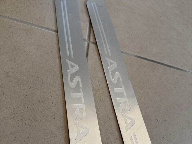 bontott OPEL ASTRA H Küszöb Díszléc Szett