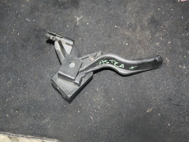 bontott OPEL ASTRA H Motorháztető Nyitó Kar / Gomb