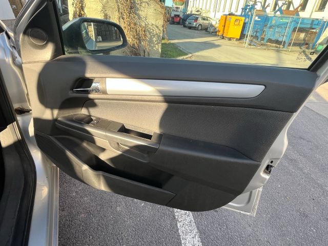 bontott OPEL ASTRA H Motorháztető Nyitó Kar / Gomb