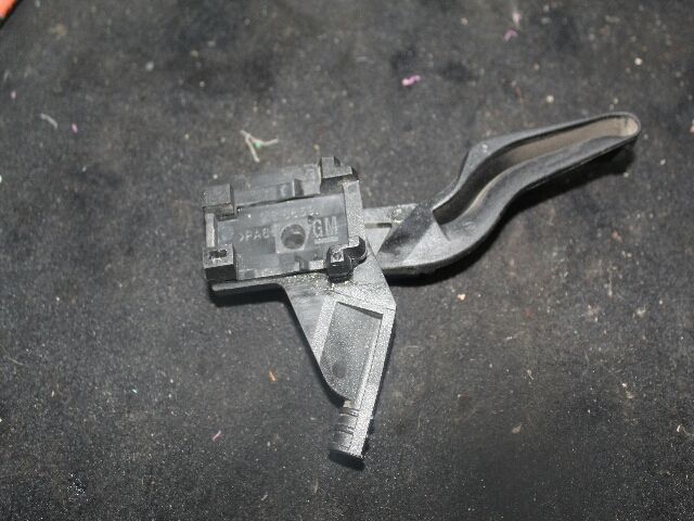 bontott OPEL ASTRA H Motorháztető Nyitó Kar / Gomb