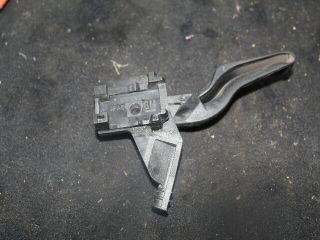 bontott OPEL ASTRA H Motorháztető Nyitó Kar / Gomb