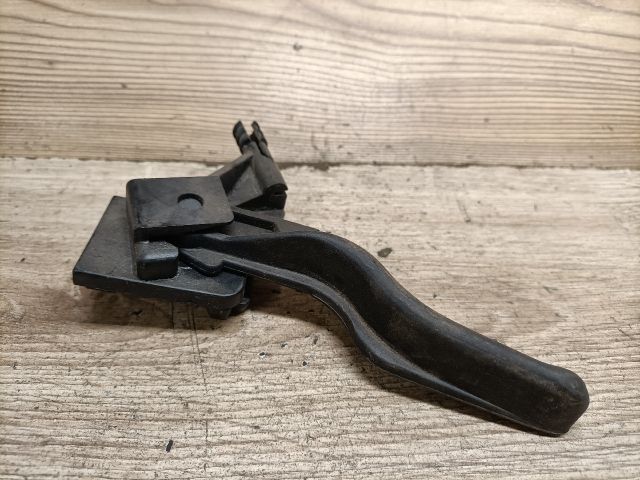 bontott OPEL ASTRA H Motorháztető Nyitó Kar / Gomb