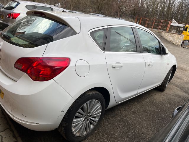 bontott OPEL ASTRA J Motor (Fűzött blokk hengerfejjel)