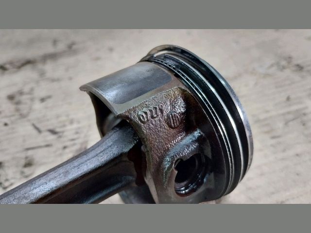 bontott OPEL ASTRA J Dugattyú és Hajtókar