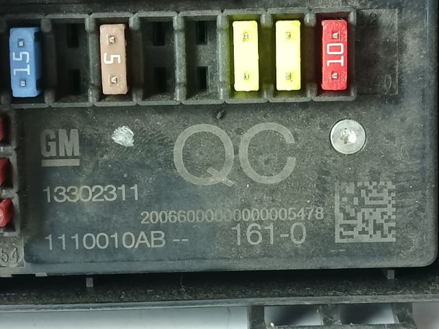 bontott OPEL ASTRA J Biztosítéktábla Motortér