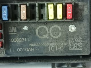 bontott OPEL ASTRA J Biztosítéktábla Motortér