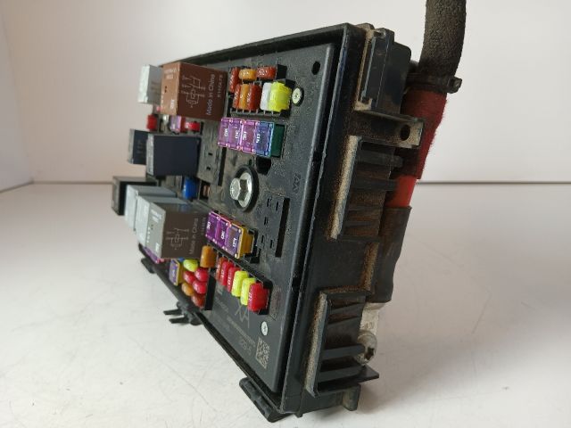 bontott OPEL ASTRA J Biztosítéktábla Motortér