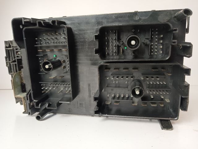 bontott OPEL ASTRA J Biztosítéktábla Motortér