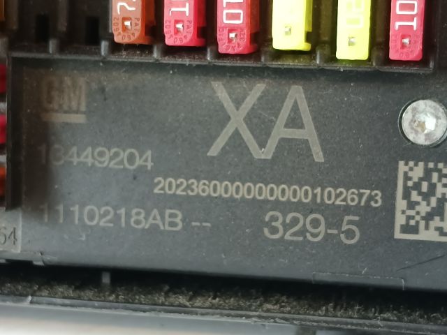 bontott OPEL ASTRA J Biztosítéktábla Motortér