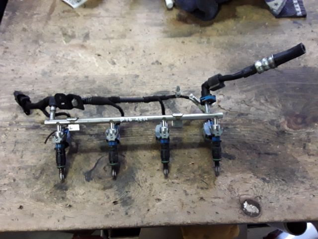 bontott OPEL ASTRA J Porlasztó Sor / Híd