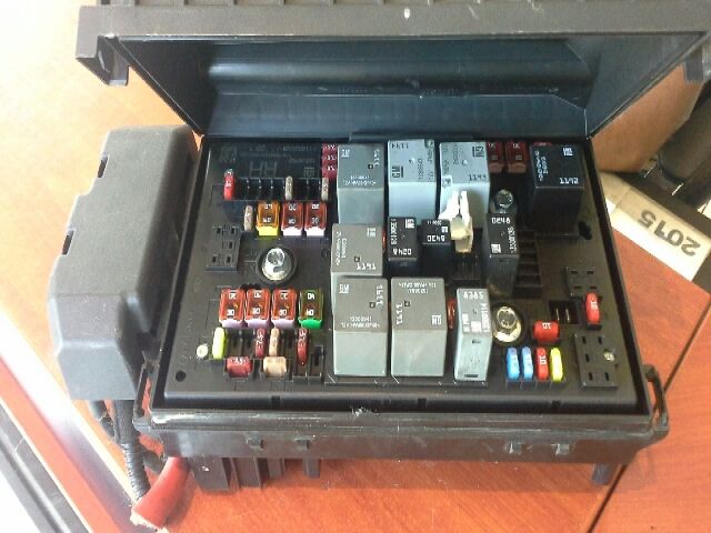 bontott OPEL ASTRA J Biztosítéktábla Motortér