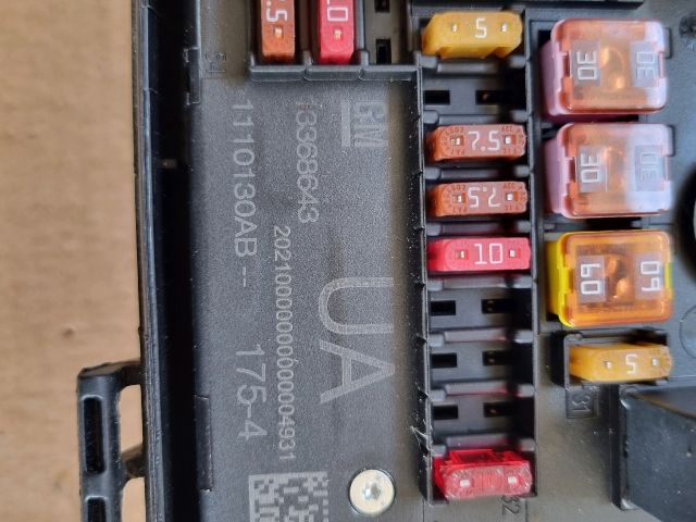 bontott OPEL ASTRA J Biztosítéktábla Motortér