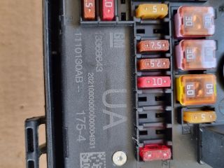 bontott OPEL ASTRA J Biztosítéktábla Motortér