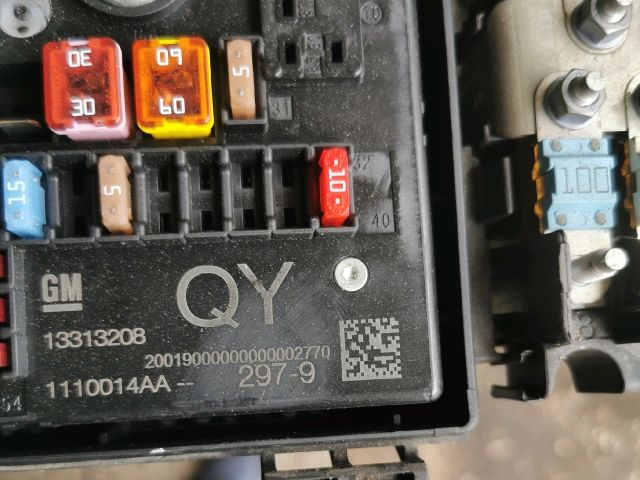 bontott OPEL ASTRA J Biztosítéktábla Motortér