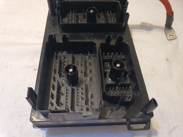 bontott OPEL ASTRA J Biztosítéktábla Motortér