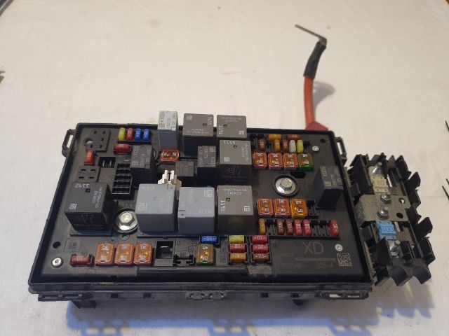 bontott OPEL ASTRA J Biztosítéktábla Motortér