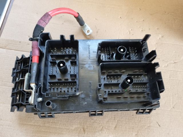 bontott OPEL ASTRA J Biztosítéktábla Motortér